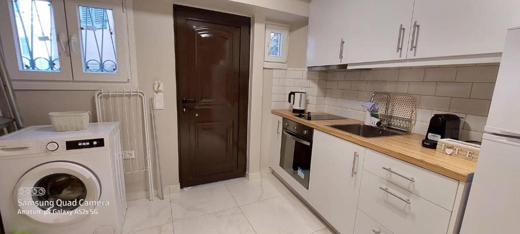Equipped kitchen with oven, coffee machine and washing machine